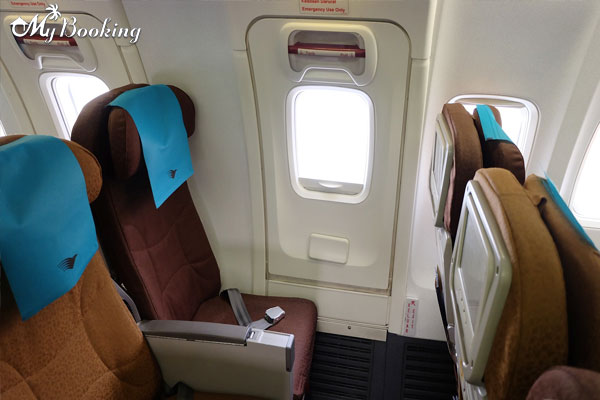cửa thoát hiểm trên máy bay