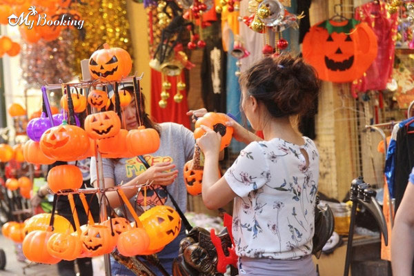 Phố Hàng Mã - Hà Nội mùa Halloween