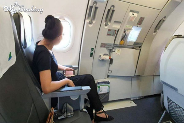 khách ngồi cạnh cửa thoát hiểm máy bay